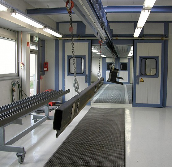 automatische H&auml;ngef&ouml;rderanlagen als Schleppkettensystem