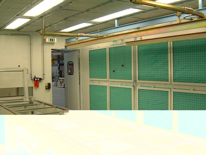 Lackierkabine mit F&ouml;rdertechnik und Seitenwandabsaugung