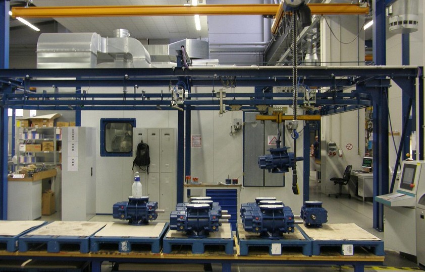 Abnahmestation mit Power-Free-F&ouml;rdertechnik &uuml;ber Kran