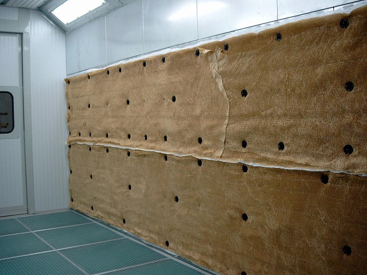 Innenansicht Lackierkabine mit Boden-&sol; Wandabsaugung