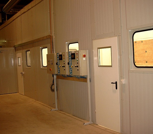 Lackierkabine mit Lackversorung