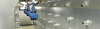 Durchlauflackieranlage mit Power and Free-Fördertechnik, Lackierroboter und Kältetrocknung